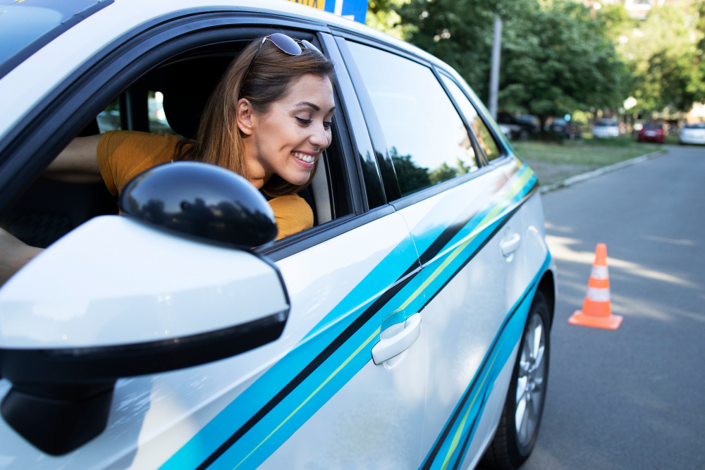 Avec En Voiture Simone passer le permis plus vite et moins cher en Nouvelle Aquitaine grâce à une école de conduite en ligne