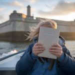 Un fan approche Fort Boyard en bateau, dossier de candidature en main