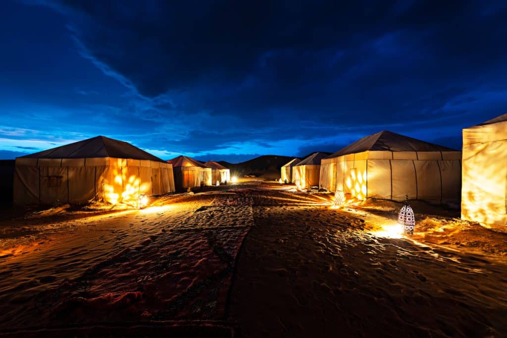 Féérie nocturne d'un campement dans le désert