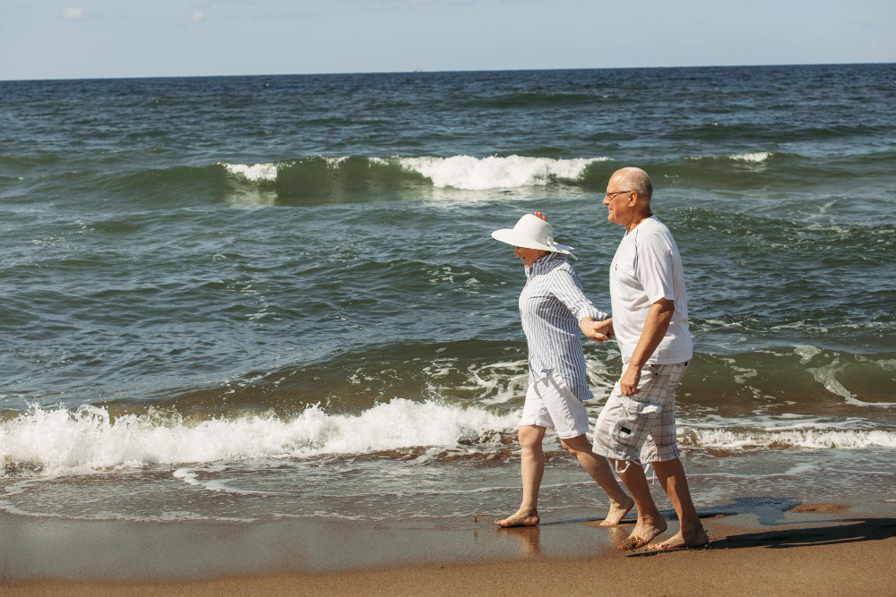 Pourquoi s’installer près de l’Océan pour sa retraite attire de plus en plus de seniors et comment trouver un établissement adapté